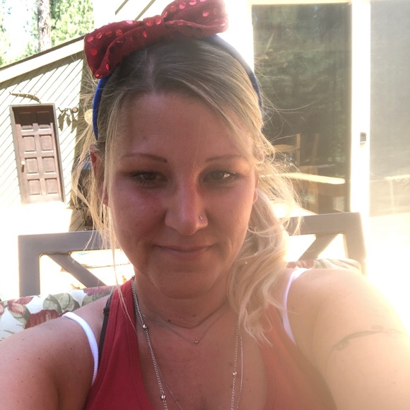 Meet your Posher, Nicole - Picture 4 of 8